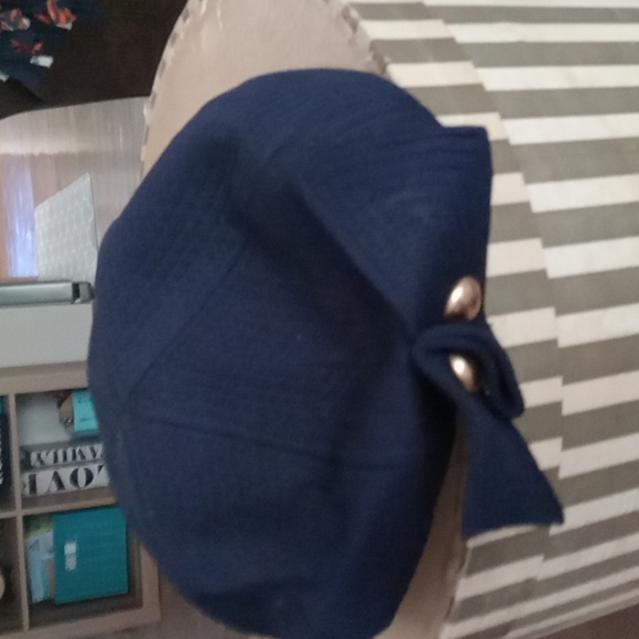 Antique hats and antique hat box - Picture 9 of 13